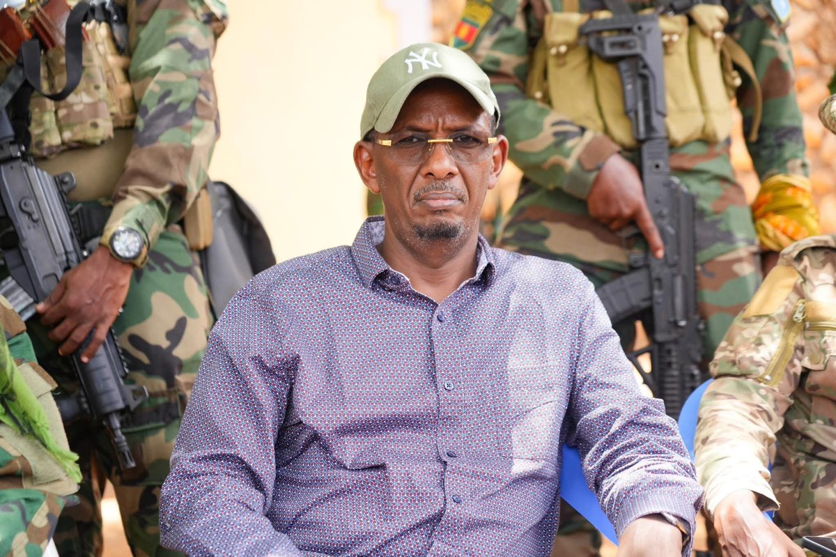 SONNALIVE's tweet photo. President @HassanSMohamud, alongside SNA Commander Maj. Gen. Yusuf Odawa, NISA Director Abdullahi Sanbalolshe, and Military Court Chief Hassan Ali Shute, held an open meeting in Moqokori with local fighters, Hirshabelle officials, and local elders. The President commended the community’s resilience in the fight against the Kharijites.