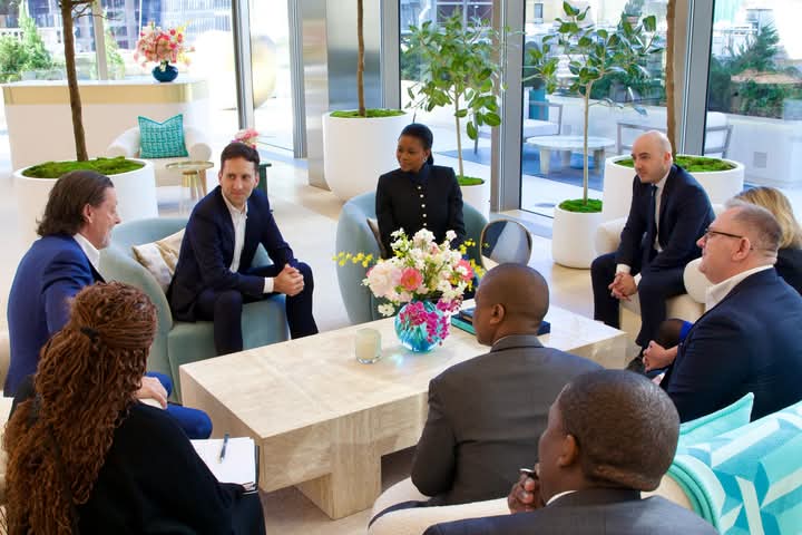 AP_Women's tweet photo. While in New York last week, the Minister of Minerals and Energy, @BogoloKenewendo had the opportunity to engage with key players in New York's Diamond District, from vintage jewellery artisans to luxury brands such as Chopard and Graff
#Diamonds4Development https://t.co/a4MH0PF22M