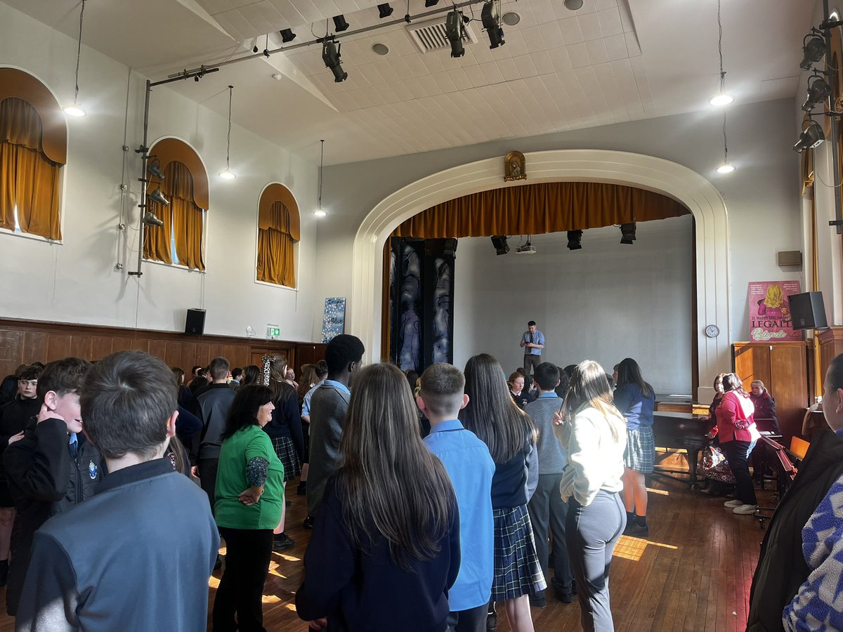 ArklowCBS's tweet image. Bhain daltaí ón gcéad bhliain taitneamh agus tairbhe as céilí le cailíní ó Choláiste Naomh Mhuire inniu mar chuid de Sheachtain na Gaeilge! 

Students from first year enjoyed a céilí today with girls from @stmarysarklow as part or Seachtain na Gaeilge! 🇮🇪