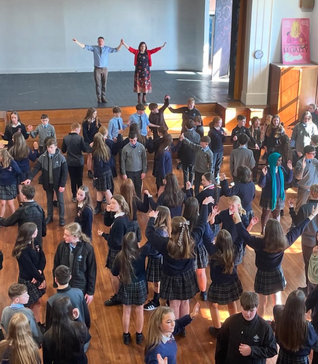 ArklowCBS's tweet image. Bhain daltaí ón gcéad bhliain taitneamh agus tairbhe as céilí le cailíní ó Choláiste Naomh Mhuire inniu mar chuid de Sheachtain na Gaeilge! 

Students from first year enjoyed a céilí today with girls from @stmarysarklow as part or Seachtain na Gaeilge! 🇮🇪