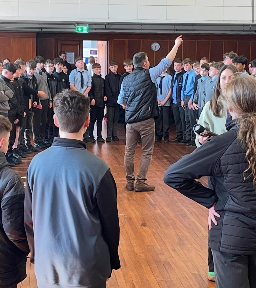 ArklowCBS's tweet image. Bhain daltaí ón gcéad bhliain taitneamh agus tairbhe as céilí le cailíní ó Choláiste Naomh Mhuire inniu mar chuid de Sheachtain na Gaeilge! 

Students from first year enjoyed a céilí today with girls from @stmarysarklow as part or Seachtain na Gaeilge! 🇮🇪
