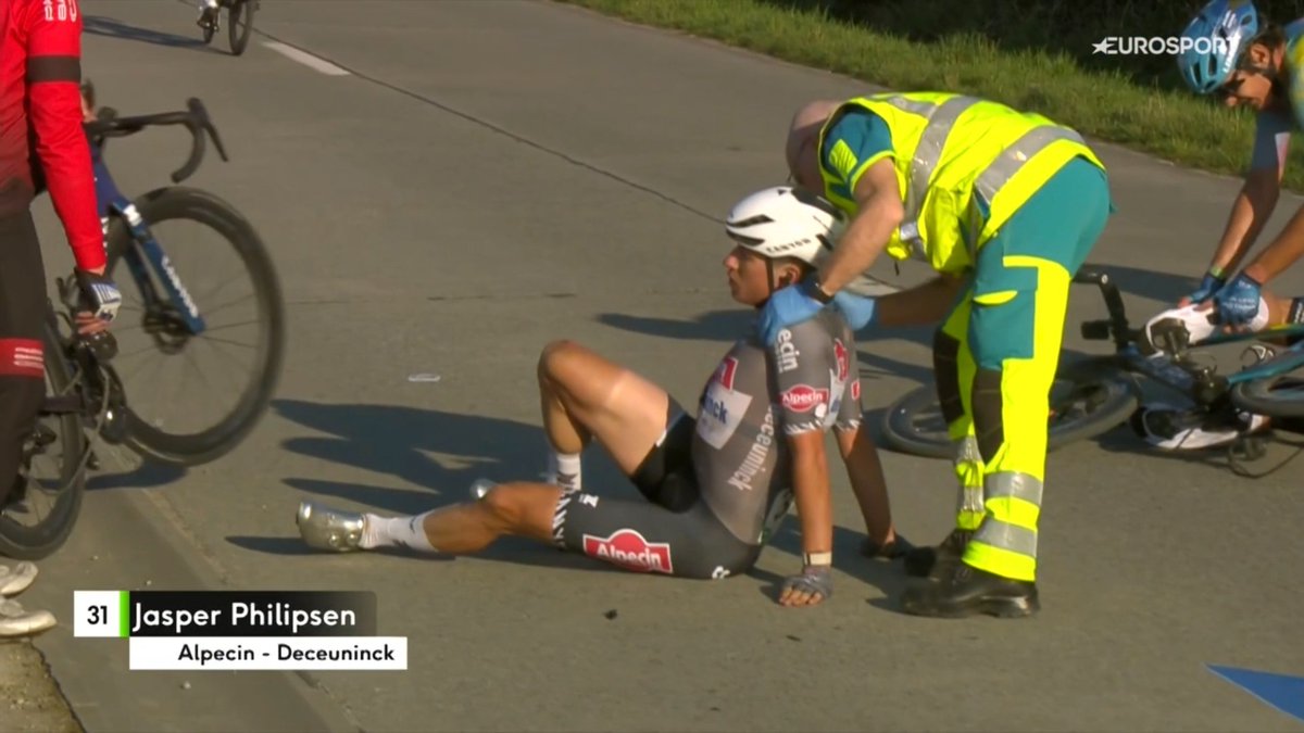 DansLaMusette's tweet photo. Philipsen, très en cannes, a chuté. De mauvais augure à quelques jours de Milan-San Remo. Ça ne sent pas bon pour le tenant du titre... #NokereKoerse https://t.co/9MYKGKDDTS