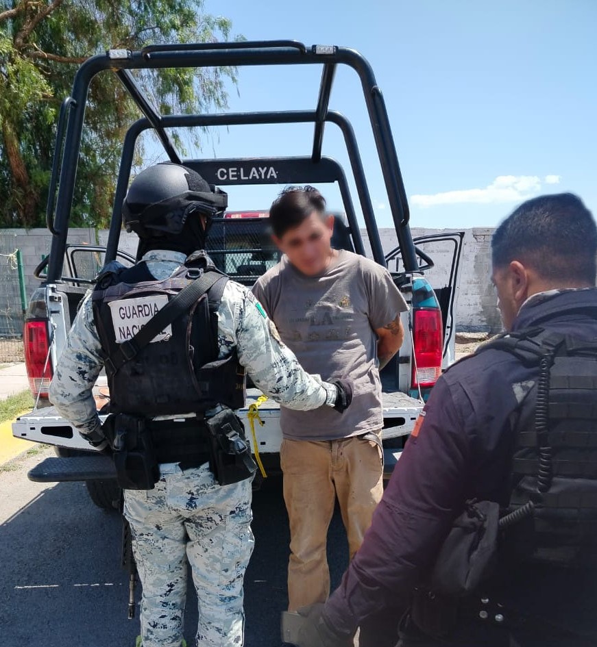 POLICÍA MUNICIPAL Y GN DETIENEN A HOMBRE POR LESIONES E INTENTO DE FEMINICIDIO
Fue en un patrullaje de prevención en las inmediaciones de la colonia Real del Sur que, lograron la detención de Miguel “N” quien intentó asesinar a una mujer luego de causarle lesiones.