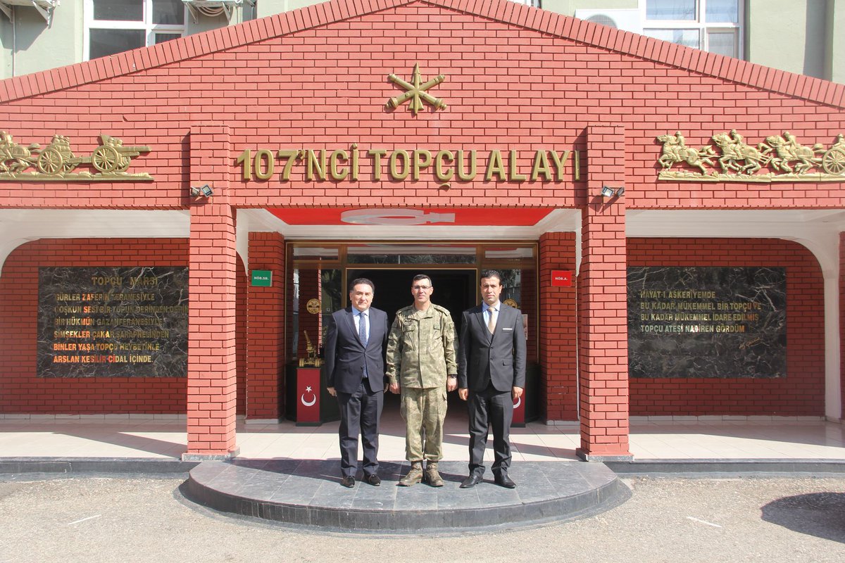 Harran Üniversitesi Siverek Meslek Yüksekokulu Müdürü Doç.Dr.Mehmet Ragıp GÖRGÜN ve Kurumsal İletişim Basın Sözcüsü Mehmet BUĞDAYCI, Siverek 107'nci Topçu Alay Komutanı Topçu Albay Hüseyin BURMA'ya hayırlı olsun ziyaretinde bulundular.