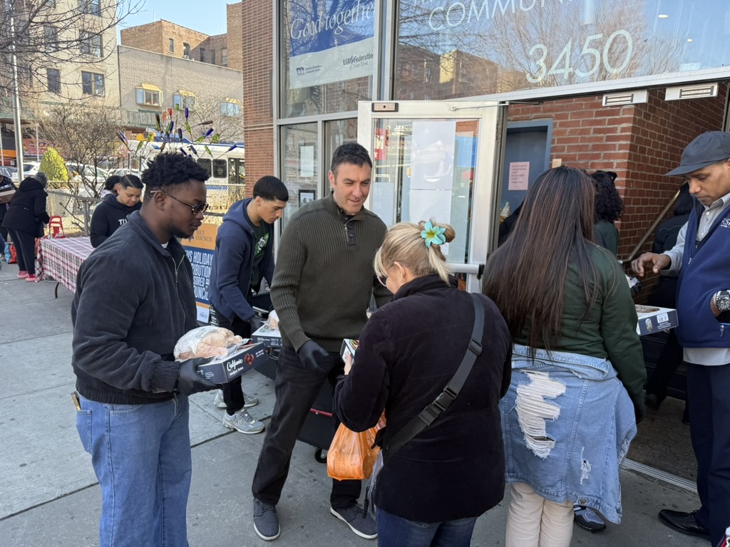 Mosholu Montefiore Community Center (@mmccenter) on Twitter photo Council Member <a href="/EricDinowitzNYC/">Council Member Eric Dinowitz</a> joined the MMCC Food Pantry to help distribute holiday meals in honor of Ramadan. Together, weโre ensuring that families in our community have the food they need to break their fast with warmth and dignity. #Ramadan #CommunityFirst #FoodForAll Council Member <a href="/EricDinowitzNYC/">Council Member Eric Dinowitz</a> joined the MMCC Food Pantry to help distribute holiday meals in honor of Ramadan. Together, weโre ensuring that families in our community have the food they need to break their fast with warmth and dignity. #Ramadan #CommunityFirst #FoodForAll