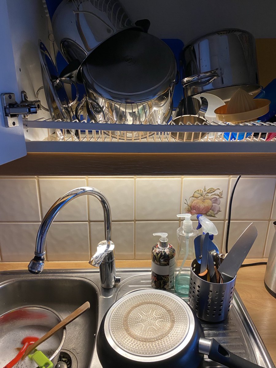 Teki vastustamattomasti mieli kuubalaista kotiruokaa. Tuloksena kolme kattilaa, paistinpannu, kulho, veitsiä, leikkuulauta, kauha, sitruspuserrin yms. tiskivuorolaiselle 😬 Onneksi sentään kasvikset mojokastikkeella, hedelmäinen riisi ja lihapullat kastikkeessa sen väärttejä.