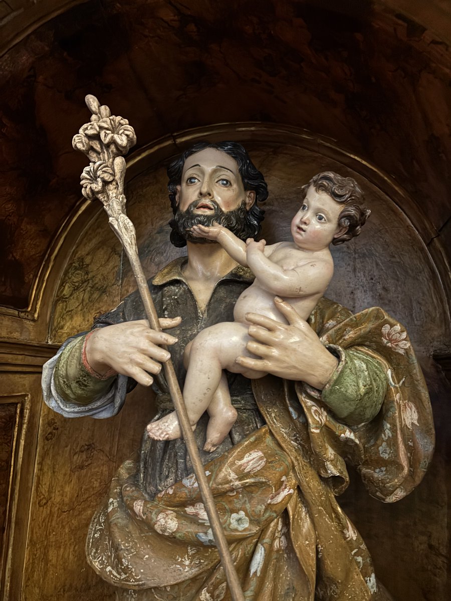 MuseodeTudela's tweet photo. ¡Feliz día del padre!
Os mostramos esta talla de San José con el Niño Jesús de finales del siglo XVII, que se encuentra en la Sala Capitular de la Catedral de Tudela. 
En ella se aprecia la relación familiar y los afectos que demuestra el cariño de un padre hacia su hijo. https://t.co/p7HBdszGLe
