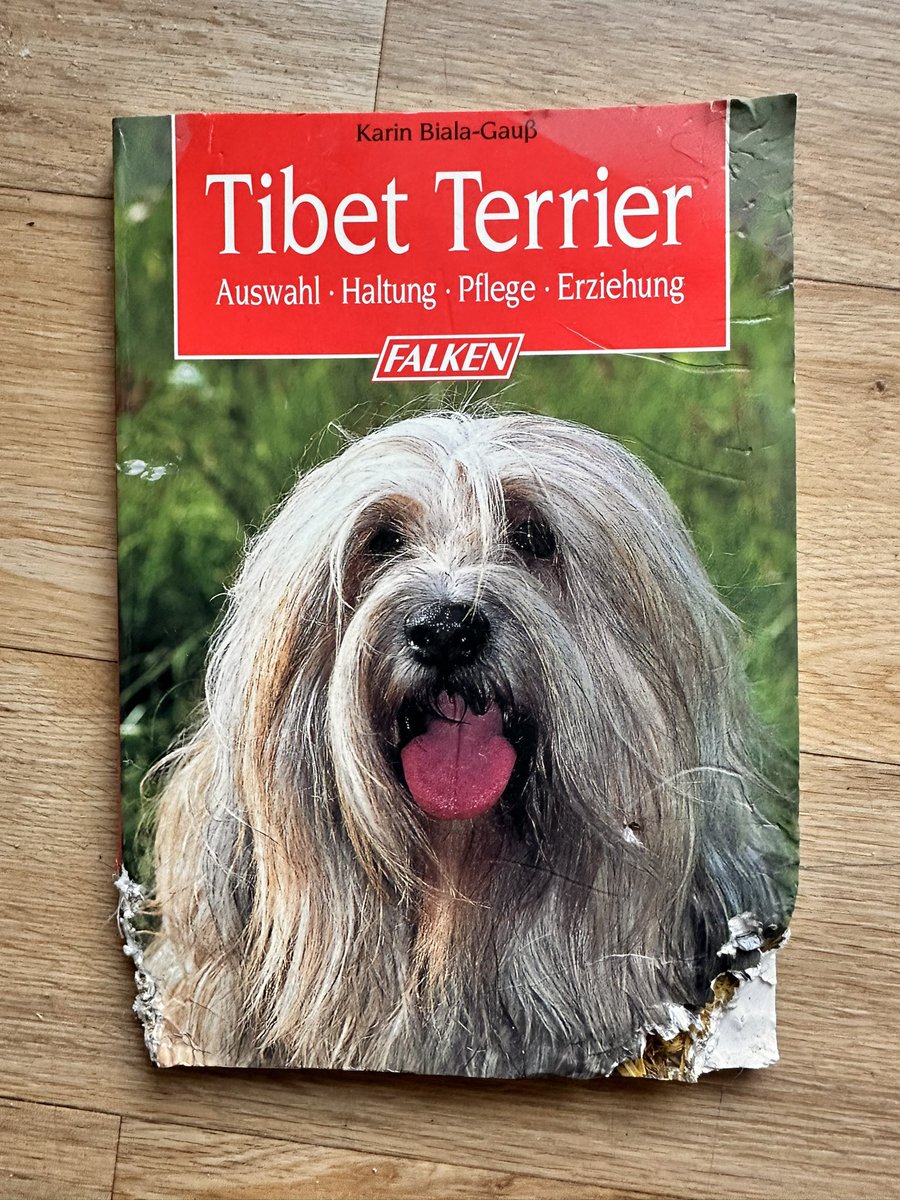 *hust* Das Buch hat Mama gerade gefunden und sich dran erinnert, dass ich als Junghund Bücher über Erziehung so gar nicht mochte. 

Dieses Buch darf mit umziehen als Erinnerung 🤣 die anderen Erziehungsratgeber gibt es schon lange nicht mehr 😇