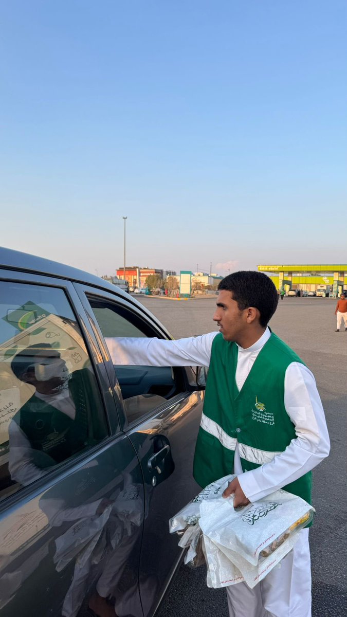 صور من تنفيذ  #جمعية_مستودع_المدينة_المنورة_الخيري فرع محافظة #وادي_الفرع مشروع #إفطار_صائم للوجبات الباردة في محطة ساسكو على طريق الهجرة السريع .

19-09-1446