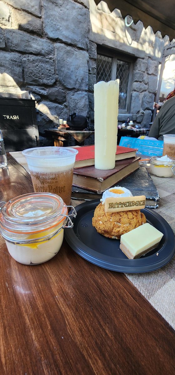ParksAndCons's tweet photo. We’ve hopped over to @UniStudios to Celebrate #ButterbeerSeason and to sample some treats! This season of Butterbeer-inspired treats and beverages runs through 5/31 &amp; we are going to share some of what’s available #UniversalStudiosHollywood #AtUniversal #HarryPotter https://t.co/ccRVsfxEgR
