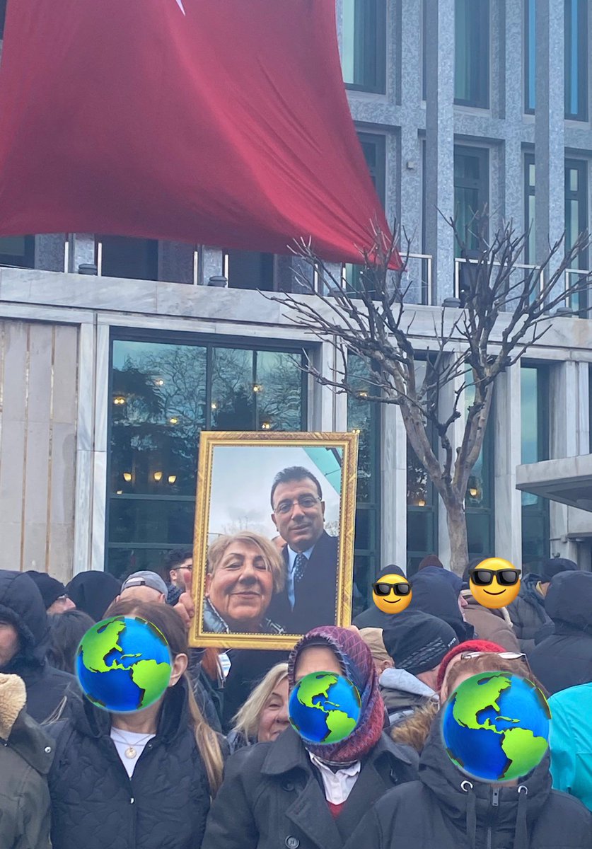 solcugazeteX's tweet photo. Bir vatandaş protestolara Ekrem İmamoğlu ile olan fotoğrafını çerçeveleterek geldi. https://t.co/tpnSorK0Xj