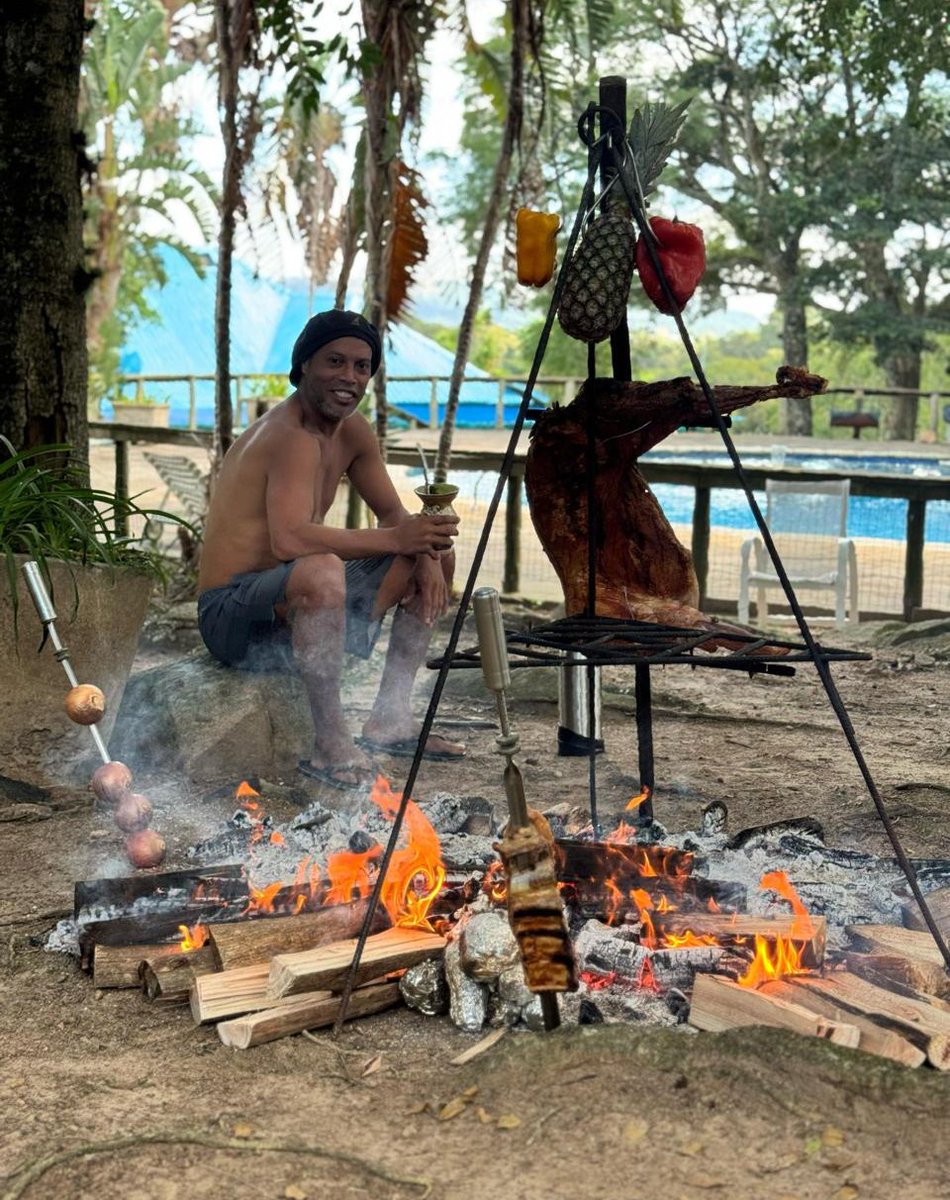 enunabaldosa's tweet photo. Ronaldinho un miércoles al mediodía. https://t.co/WZj48u1tR9