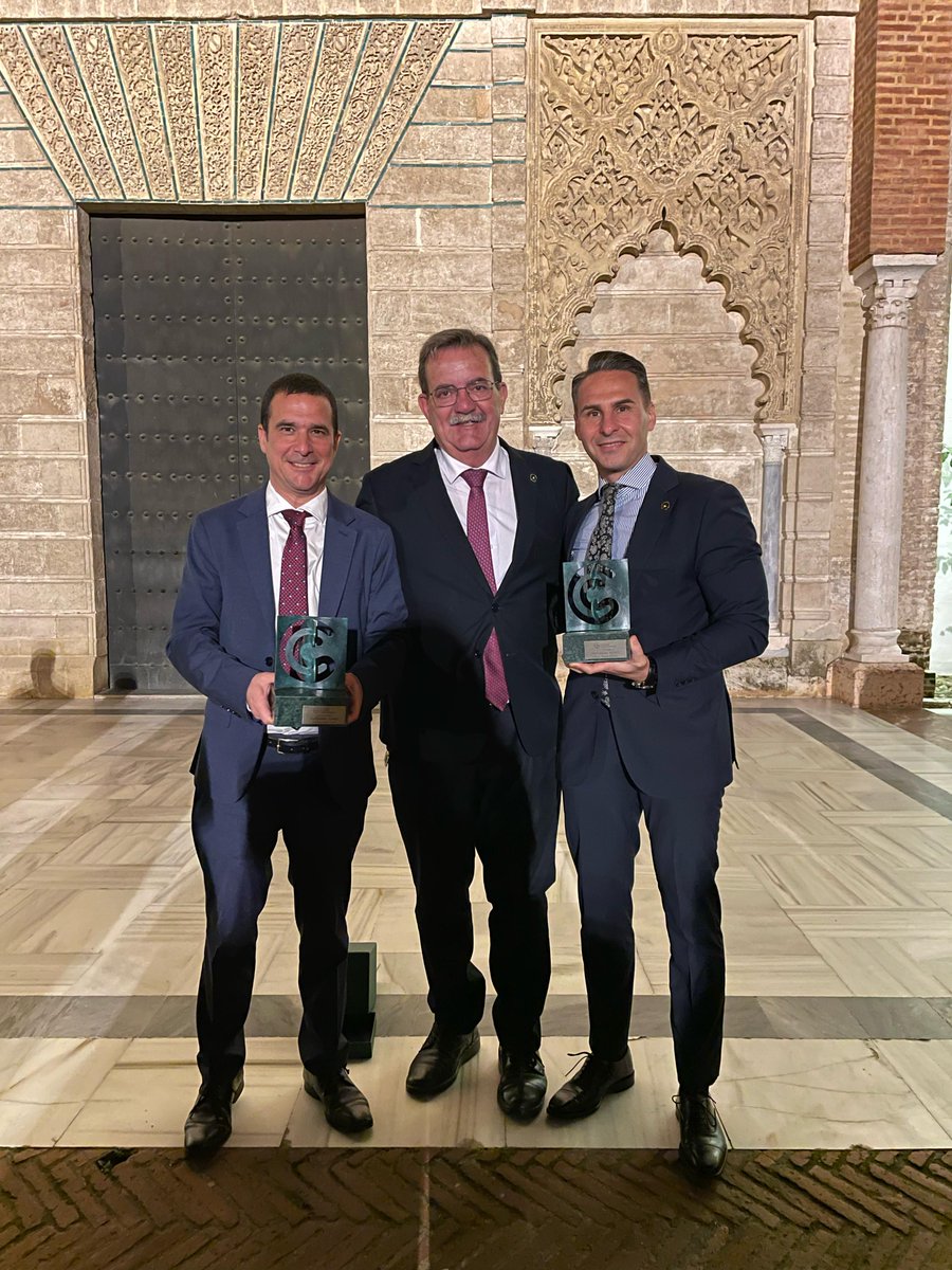 😍El compromiso de nuestros profesionales frente al cáncer ha sido premiado por <a href="/ContraCancerSEV/">Asociación Española Contra el Cáncer en Sevilla</a>.
🎖 Proyecto de investigación para la integración de la fisioterapia en el tratamiento de los pacientes oncohematológicos.
🎖En la categoría 'Profesionales clínicos': <a href="/JLLopezGuerra/">José Luis López Guerra</a>