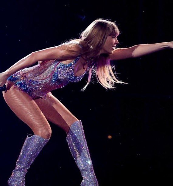 honeybIIossom's tweet image. Despite removing her catalogue from spotify for 3 years, Taylor Swift has officially become the female artist with the most songs (23) exceeding 900 MILLION streams.

— She surpasses Ariana Grande.