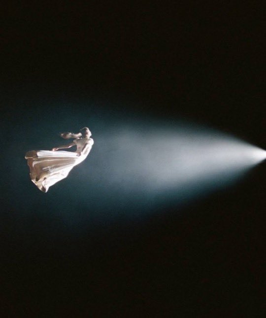 honeybIIossom's tweet image. Despite removing her catalogue from spotify for 3 years, Taylor Swift has officially become the female artist with the most songs (23) exceeding 900 MILLION streams.

— She surpasses Ariana Grande.