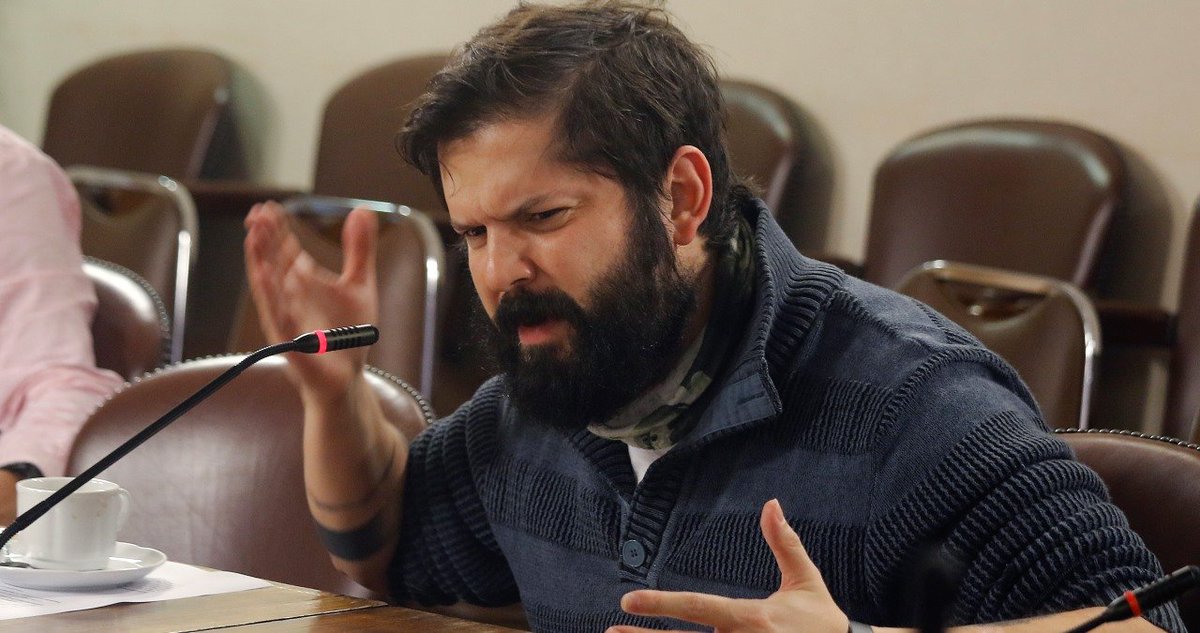 El de la izquierda es Jorge Quiroz, fundador y socio principal de Quiroz &amp; Asociados, doctor en Economía de Duke University e Ingeniero Comercial de la Universidad de Chile

El de la derecha es Gabriel Boric, tiene 4° medio y creyó que podía pasarse de listo con el primero

Fin