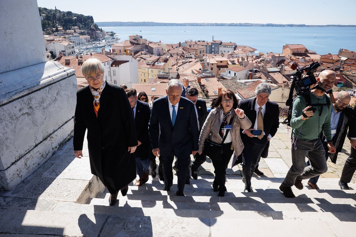 nmusar's tweet photo. S portugalskim predsednikom Marcelom Rebelom de Souso sva se na Sredozemski univerzi (EMUNI) v Piranu srečala s študenti različnih univerz in se z njimi pogovarjala na temo "Soočanje z izzivi in oblikovanje prihodnosti na Mediteranu." Prihodnost je nameč v rokah mladih.
@SLOinPOR
🔗 https://t.co/rmrzoMTotI