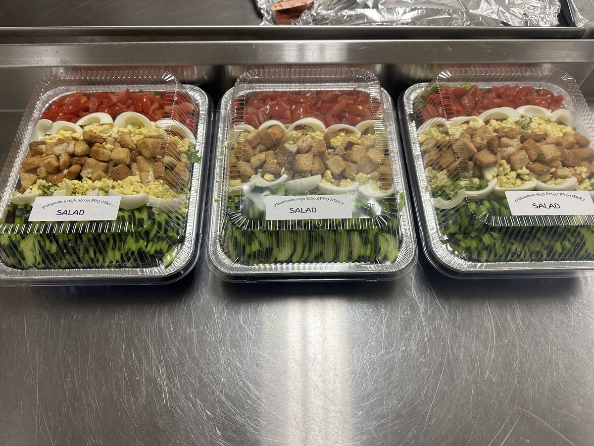 PlaquemineHigh's tweet photo. Ms.Bridgewater's Pro Start 2 class whipped up a delicious spread for the district-wide Principals Meeting, featuring homemade lasagna, corn, a fresh green salad, garlic bread, and the perfect finish: banana pudding!
#FutureChefs #ProStart #CulinaryExcellence https://t.co/JnibmNlVD9