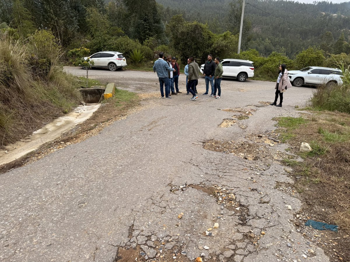 John_Carrero's tweet photo. Por solicitud del Gobernador @CarlosAmayaR , hoy madrugamos al municipio de Tibasosa para trabajar con la @AlcaTibasosa, en compañía del Dip. Julián García y concejales del municipio para revisar proyectos que mejoren la movilidad en el tramo Tibasosa – Puente La Balsa #TierraSua https://t.co/6nO2SXUx34