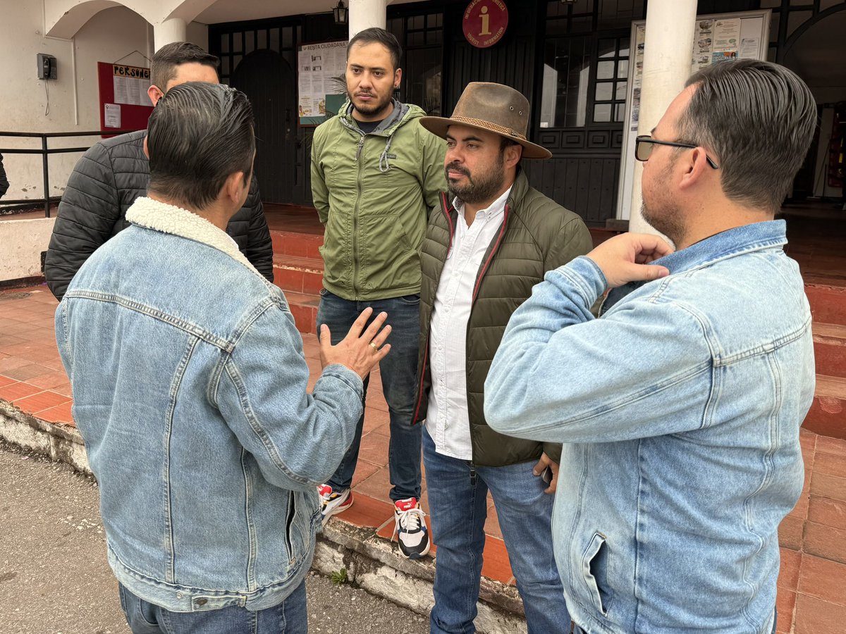 John_Carrero's tweet photo. Por solicitud del Gobernador @CarlosAmayaR , hoy madrugamos al municipio de Tibasosa para trabajar con la @AlcaTibasosa, en compañía del Dip. Julián García y concejales del municipio para revisar proyectos que mejoren la movilidad en el tramo Tibasosa – Puente La Balsa #TierraSua https://t.co/6nO2SXUx34