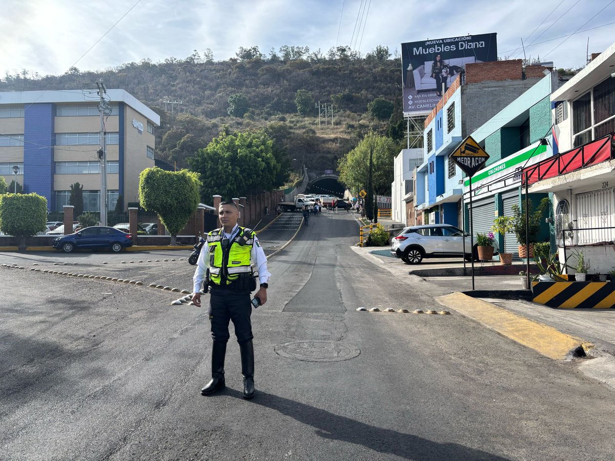 Policia_Morelia's tweet photo. #AlertaVial⚠️

Por manifestación, se encuentra cerrada la circulación en el ramal Camelinas, por lo que personal de la Unidad Vial de Policía Morelia se encuentra en el sitio para orientar a los ciudadanos que transitan por el lugar. https://t.co/0aoNLrbygP