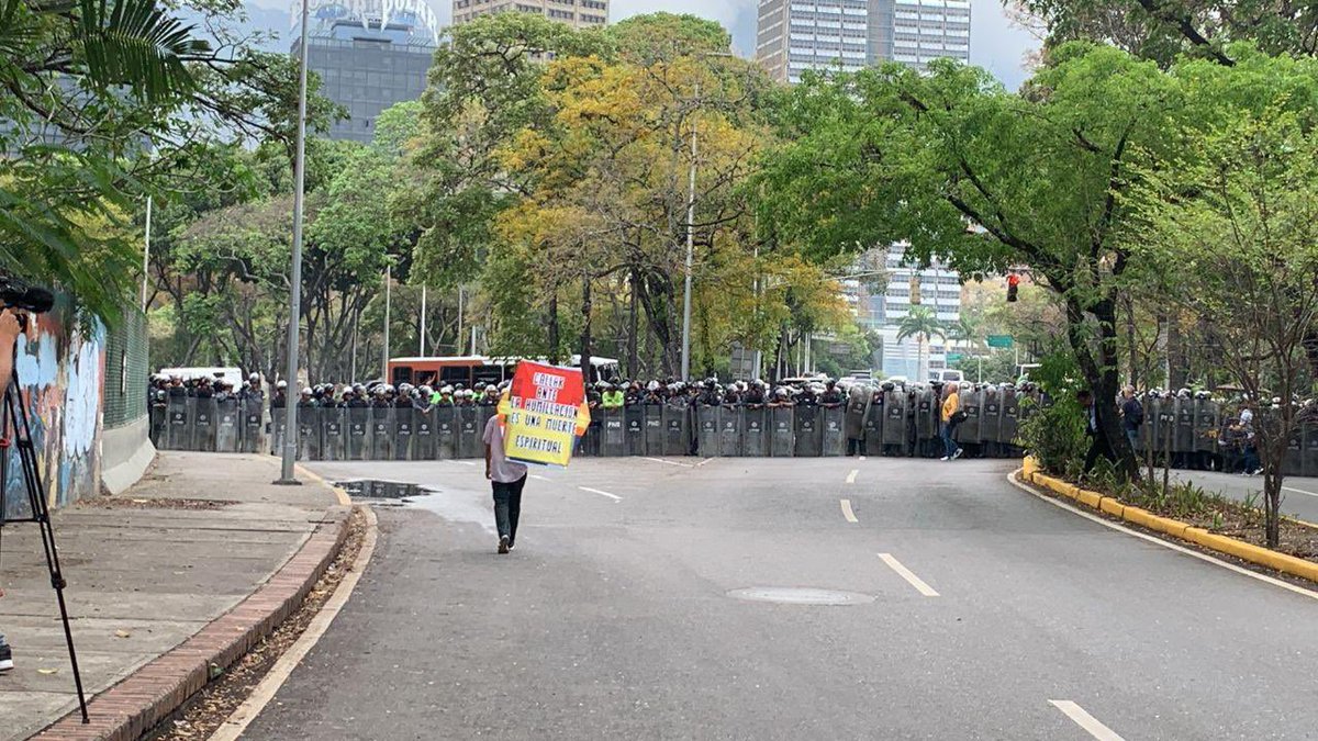 ¡Valiente!

Siempre consecuente el Señor del Papagayo. Hoy, desde la #UCV, ratificando que jamás nos callaremos. 

¡Gracias, Rafael!

<a href="/srpapagayos/">Papagayo</a>