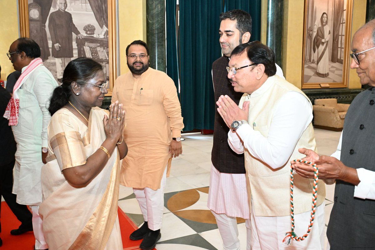 आज भारताच्या महामहीम राष्ट्रपती श्रीमती.द्रौपदी मुर्मू जी यांच्या आमंत्रणावरून नाश्ता कार्यक्रमास उपस्थित राहण्याचा योग आला. 

यावेळी त्यांच्याशी संवाद साधण्याची संधी मिळाली आणि त्यांचे मार्गदर्शन लाभले. हा क्षण कायम प्रेरणादायी आणि अविस्मरणीय राहील !