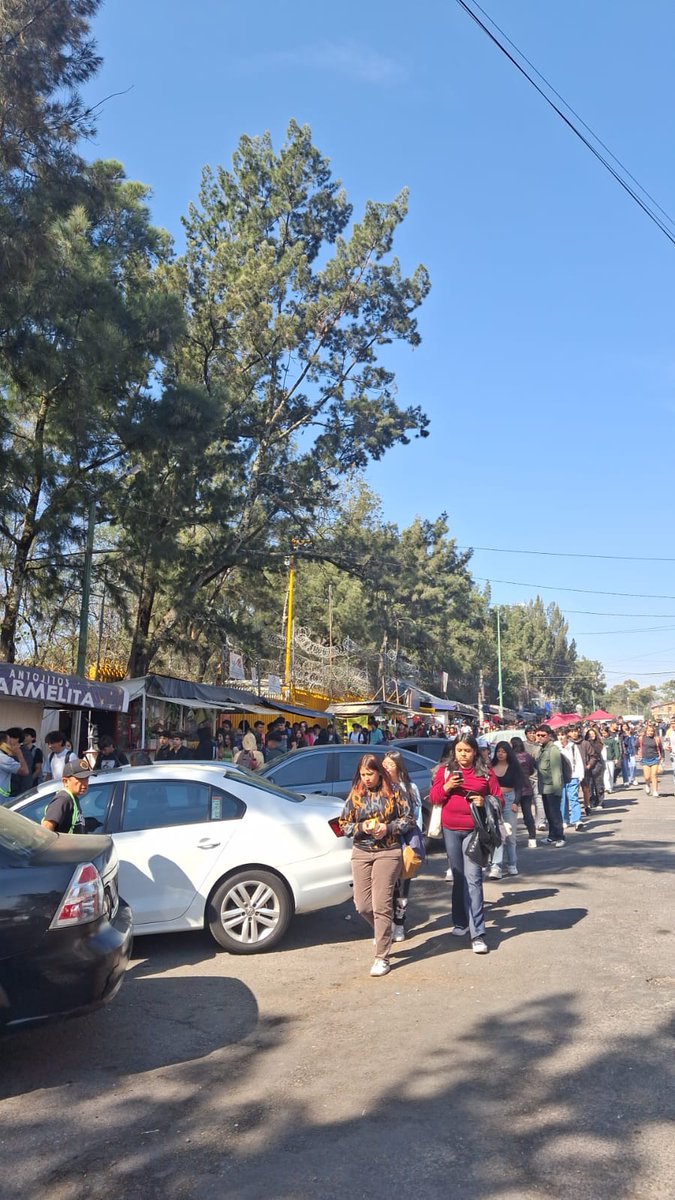 ReporteNoticia1's tweet photo. #Entérate ⚠🚨😱
Un alumno de CCH Naucalpan apuñaló al profesor de idiomas. De acuerdo con informes policíacos, el profesor impartía la clase de francés cuando el estudiante lesionó al docente, fue detenido justo cuando escapaba. 
#Edomex
#unam
#naucalpan https://t.co/jtXC9eql1A