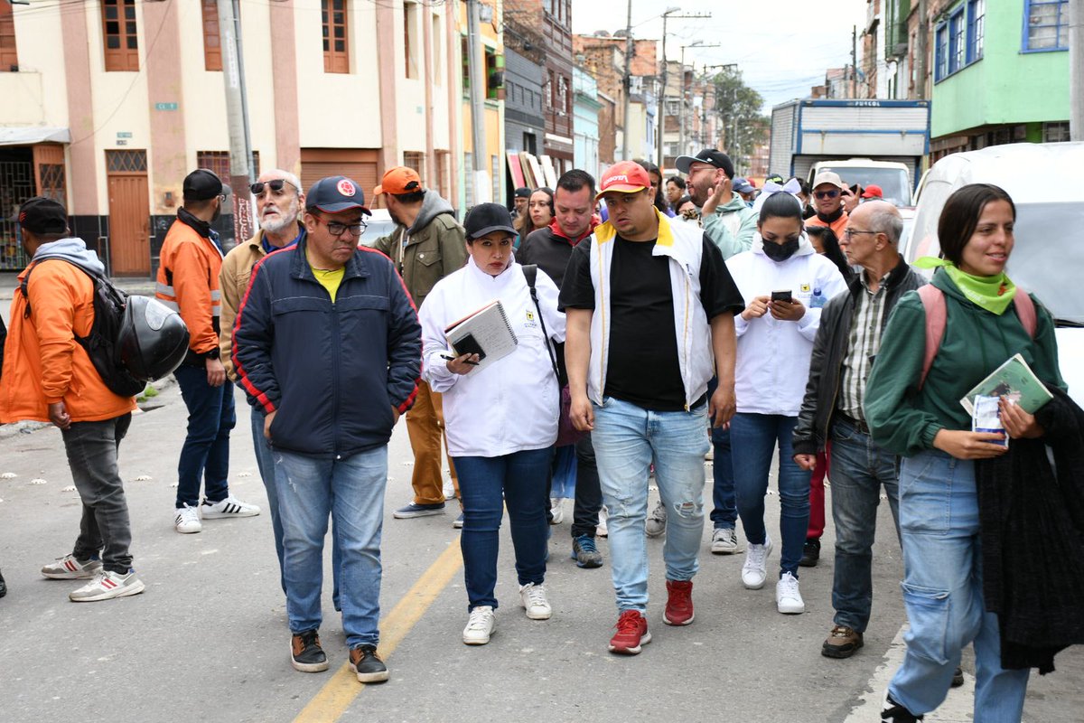 integracionbta's tweet photo. #AEstaHora llevamos a cabo un recorrido en el barrio San Bernardo de #SantaFe, dialogamos y escuchamos las necesidades de la comunidad y la población habitante de calle para mejorar su calidad de vida y fortalecer el tejido social.🫂🤗

#AquíSíPasa Bogotá, mi ciudad, mi casa.🟡🔴 https://t.co/I0Nsg4QTcv