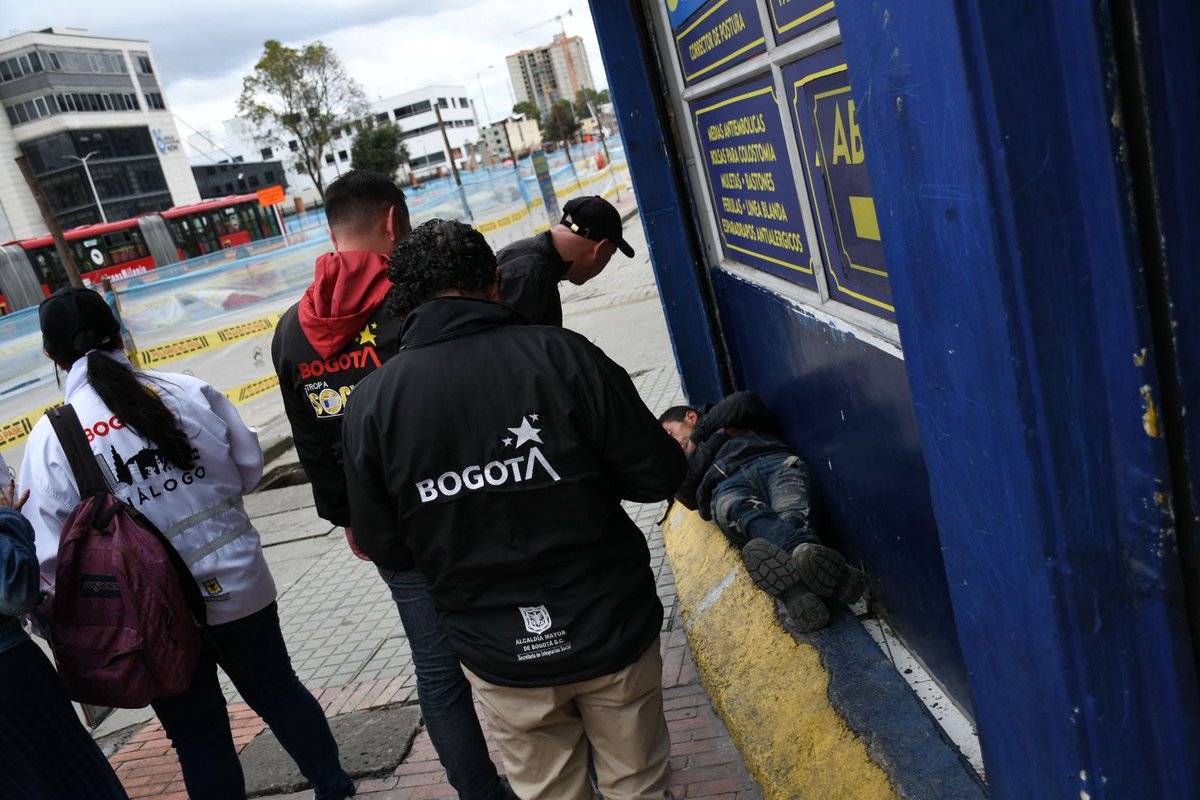 #AEstaHora llevamos a cabo un recorrido en el barrio San Bernardo de #SantaFe, dialogamos y escuchamos las necesidades de la comunidad y la población habitante de calle para mejorar su calidad de vida y fortalecer el tejido social.🫂🤗

#AquíSíPasa Bogotá, mi ciudad, mi casa.🟡🔴