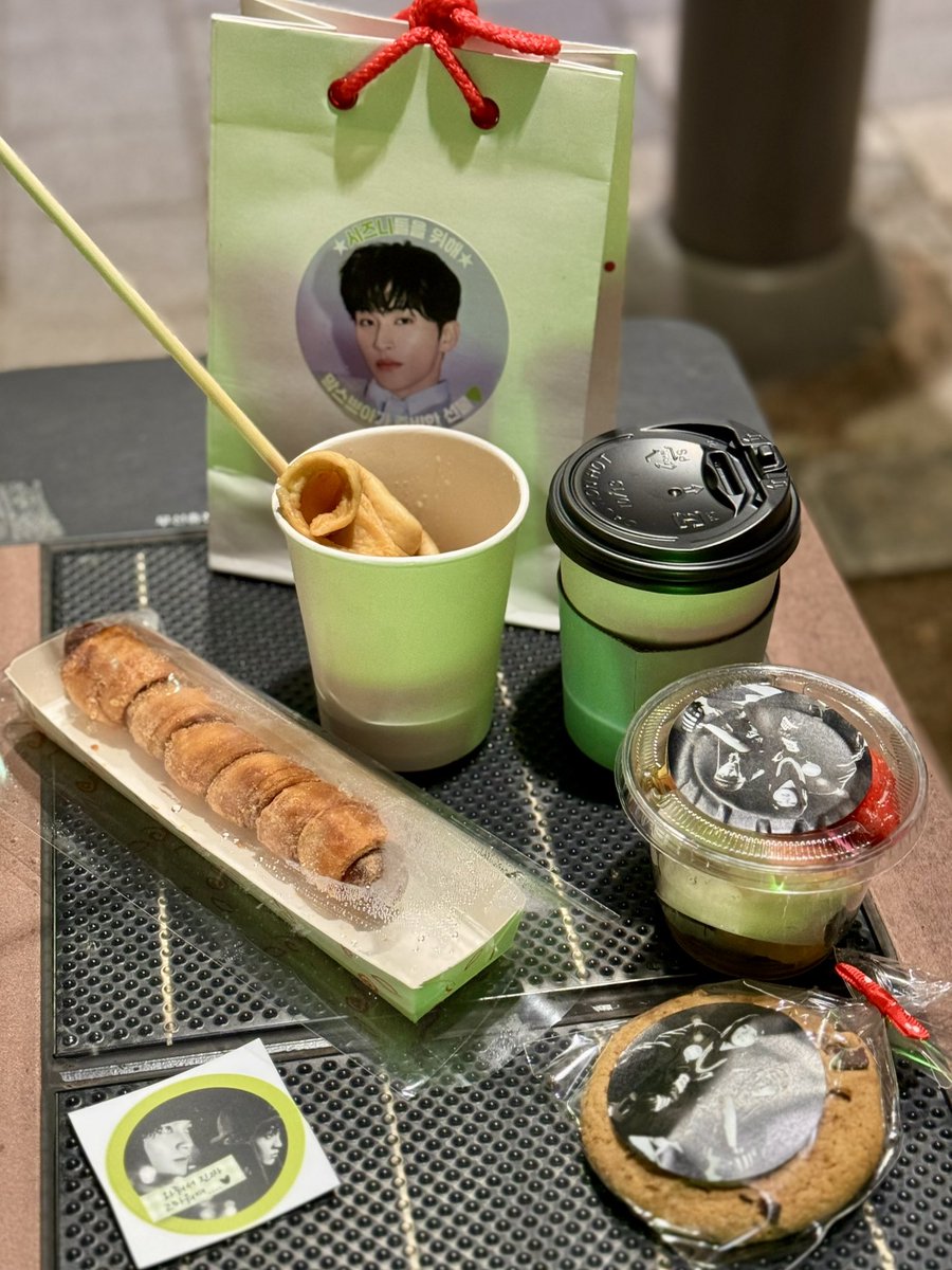 Ark8o2's tweet photo. 250320 #마크 프락치 엠카 사녹 역조공

역시 말만 하지 않는 남자 마크 。
과일, 어묵, 커피, 쿠키, 핫도그 
에스쁘아 틴트랑 선크림…
역조공 트럭 세개에서 계속 계속 손에 쥐어주심 https://t.co/aHXh7HnUDR