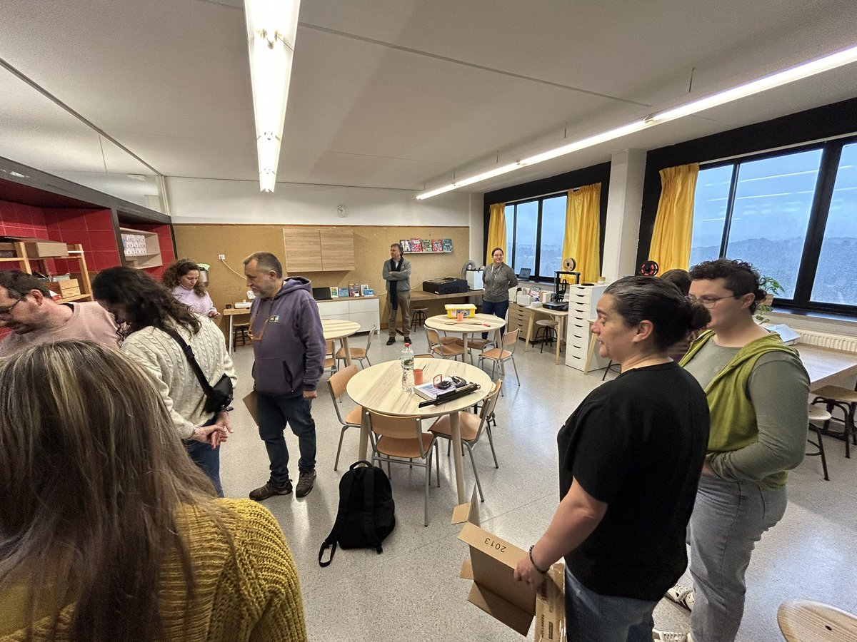 fontdelroure's tweet photo. ☀️ Avui hem rebut la visita de diferents centres educatius dins la Xarxa Territorial de Transformació Educativa del Penedès. Com a centre referent del PACTE, acollim centres facilitats i indagadors per compartir aprenentatges i experiències. #XTTE @InnovacioE @educaciocat https://t.co/42Nk9AQ6ix