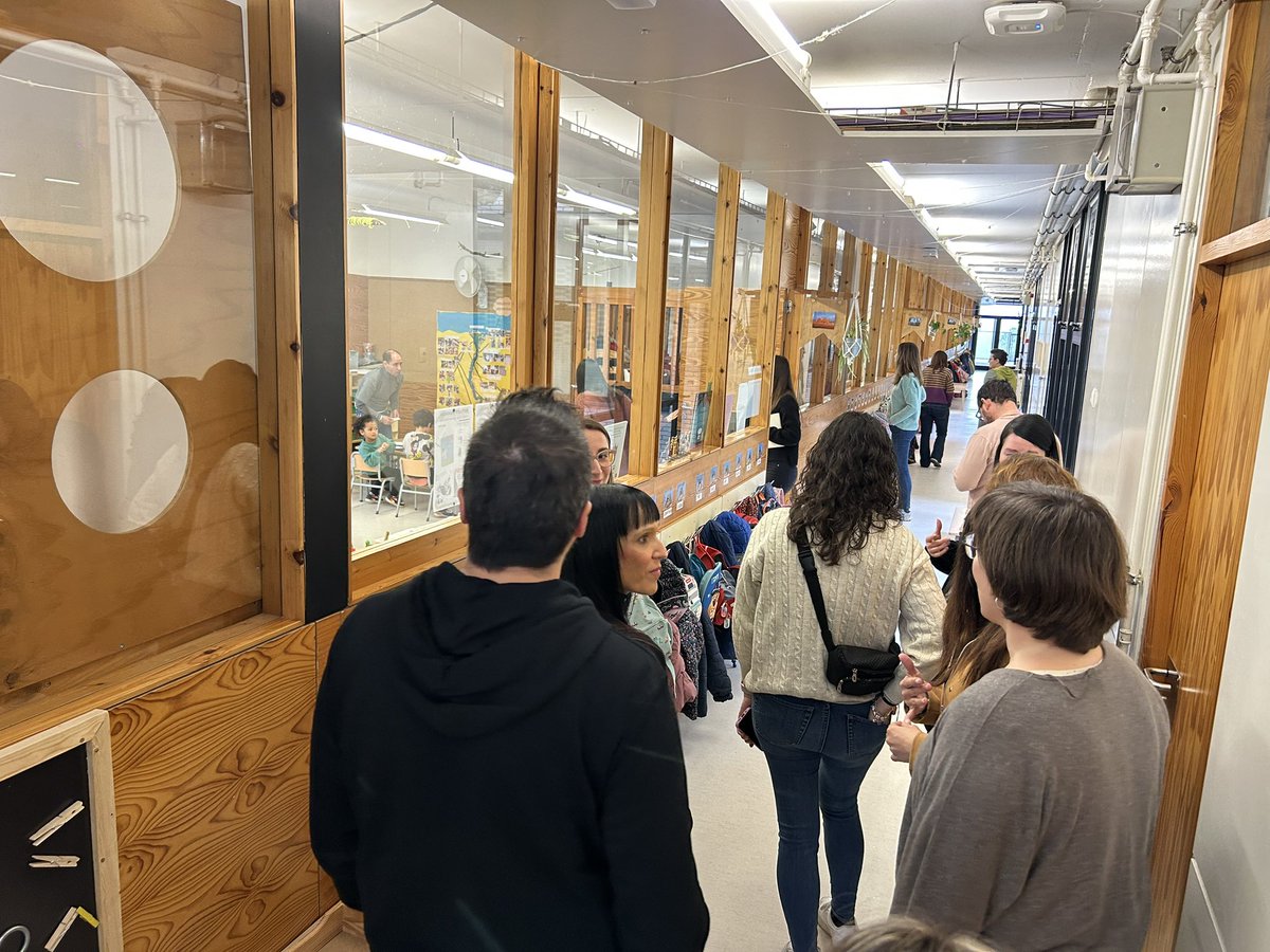 fontdelroure's tweet photo. ☀️ Avui hem rebut la visita de diferents centres educatius dins la Xarxa Territorial de Transformació Educativa del Penedès. Com a centre referent del PACTE, acollim centres facilitats i indagadors per compartir aprenentatges i experiències. #XTTE @InnovacioE @educaciocat https://t.co/42Nk9AQ6ix