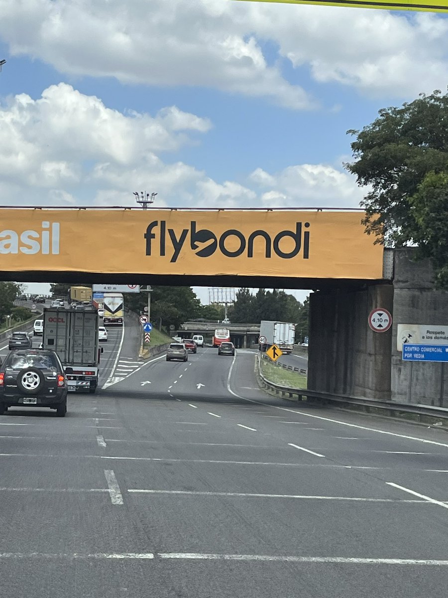 charlycupa's tweet photo. @jotaleonetti Fíjate, 5 camiones al hilo esquivando la bajada OBLIGATORIA para pesados en panamericana. Los registros a cualquiera y los controles no existen. Para el que quiera boquear no vengo manejando yo https://t.co/BWvyht9aDL