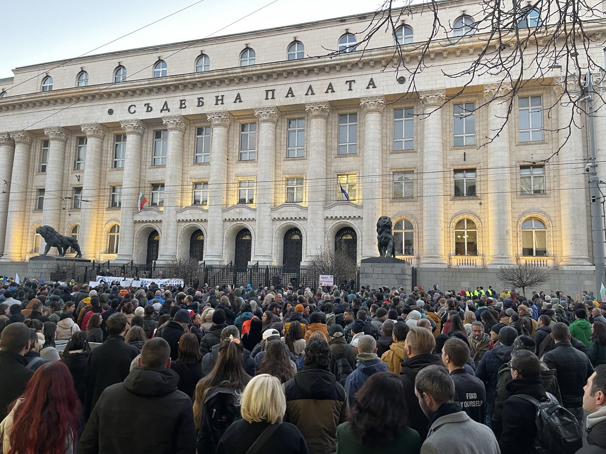 Elena93__'s tweet image. Вие избирате - диванът или площада!