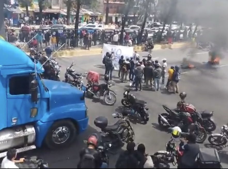 alejosbotran's tweet photo. Los que ayer pedían los atacará la policía con toda su fuerza, hoy les conviene apoyarlos y los llaman héroes. 

Los que ayer los necesitan para llegar al poder y hoy les estorban, los llaman delincuentes.

No se deje manipular, aquí no hay apoyo hay intereses en juego. https://t.co/gEr60ld1Eh