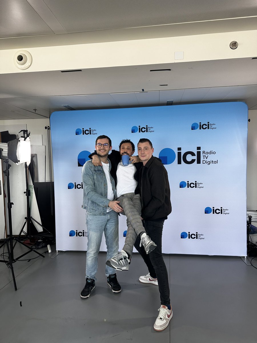 Nicolas Malaboeuf (@nmalaboeuf) on Twitter photo 📸 Séance photo à la Maison de la Radio, la première pour <a href="/ici_officiel/">ici</a> ! 😁 <a href="/Willy_Rovelli/">Willy Rovelli (Pastille bleue)</a> <a href="/Fabien_Emo/">Fabien Emo</a> 📸 Séance photo à la Maison de la Radio, la première pour <a href="/ici_officiel/">ici</a> ! 😁 <a href="/Willy_Rovelli/">Willy Rovelli (Pastille bleue)</a> <a href="/Fabien_Emo/">Fabien Emo</a>