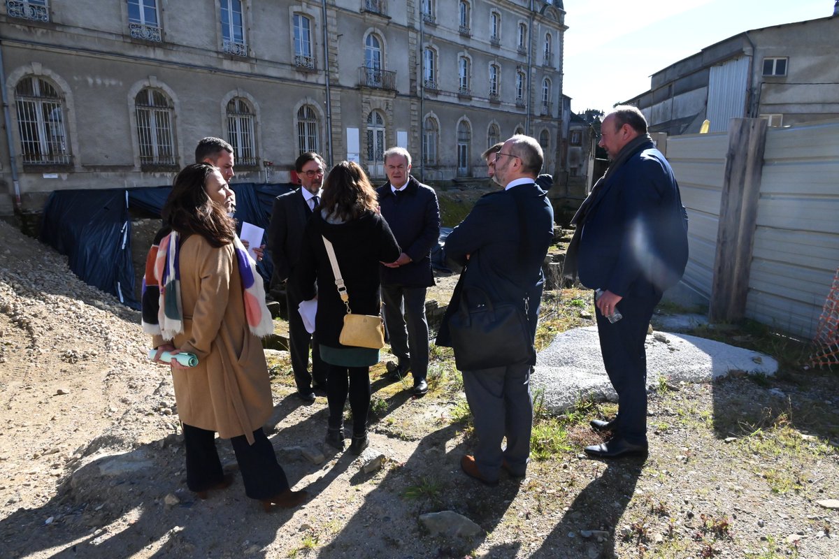 Dans le prolongement de son déplacement dans le Morbihan, Amaury de Saint-Quentin s’est rendu à #Vannes pour visiter le chantier de la cathédrale Saint Pierre dont les travaux de restauration lancés en janvier dernier permettront de restaurer la nef et les chapelles latérales de