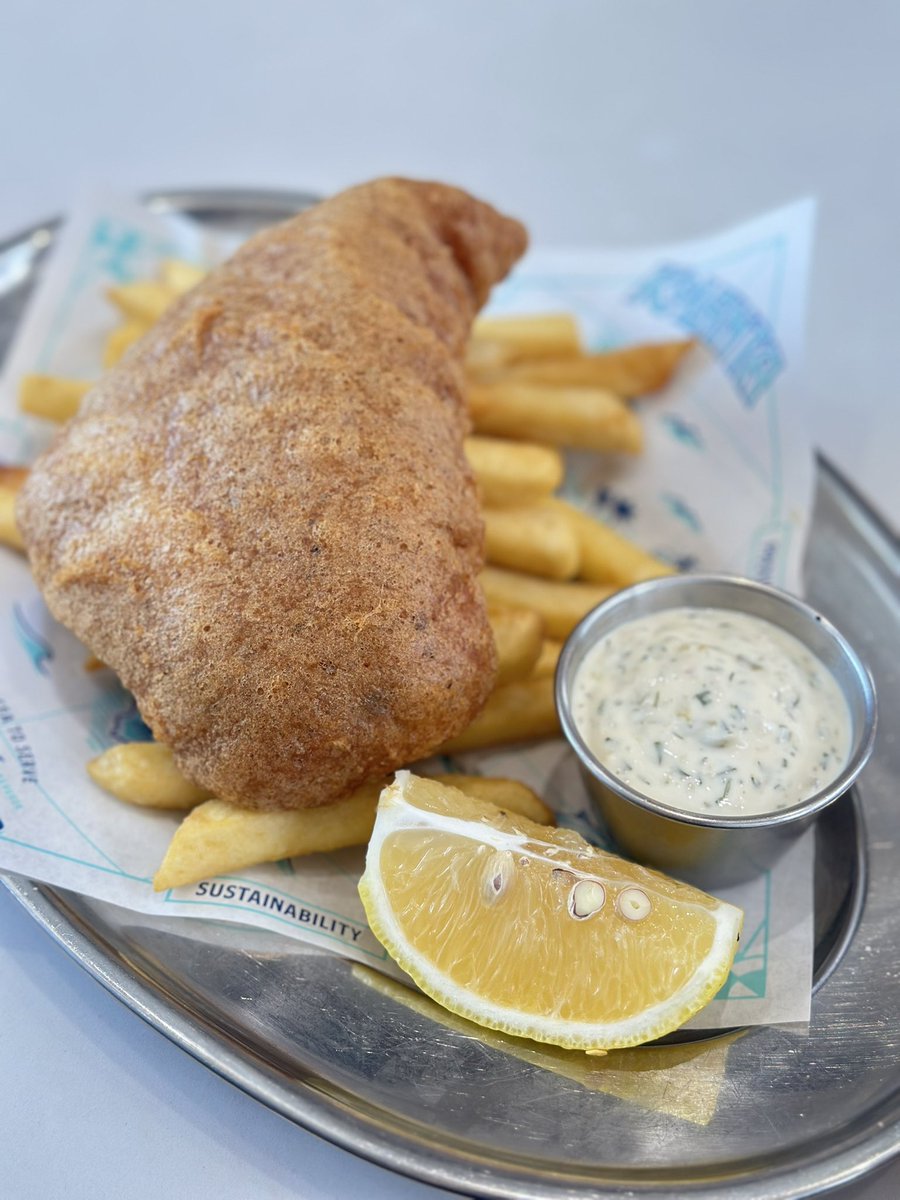 ไปลอง Fish &amp; Chips ของร้าน Fishmonger มาแหละ กินปุ๊บรู้ตัวว่าชั้นน่าจะอดตายถ้าไปอยู่อังกฤษ 🫠 คือมันก็อร่อยนะ แต่ยังไงดี คือรู้สึกว่าไม่สามารถกินสิ่งนี้บ่อย ๆ ได้ และไม่ prefer ที่จะกินสิ่งนี้ 5555555