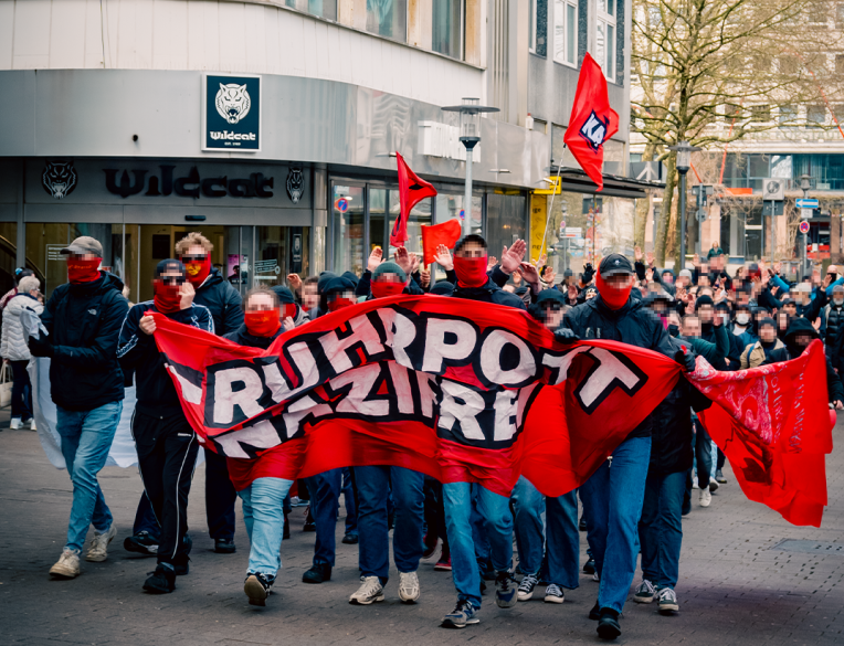 komaufbau's tweet photo. Am kommenden Wochenende bundesweit auf die Straße gegen faschistische Aufmärsche, so wie am vergangenen Wochenende in #Essen: #E1503 https://t.co/iyCas2Y1uU