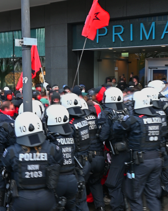 komaufbau's tweet photo. Am kommenden Wochenende bundesweit auf die Straße gegen faschistische Aufmärsche, so wie am vergangenen Wochenende in #Essen: #E1503 https://t.co/iyCas2Y1uU