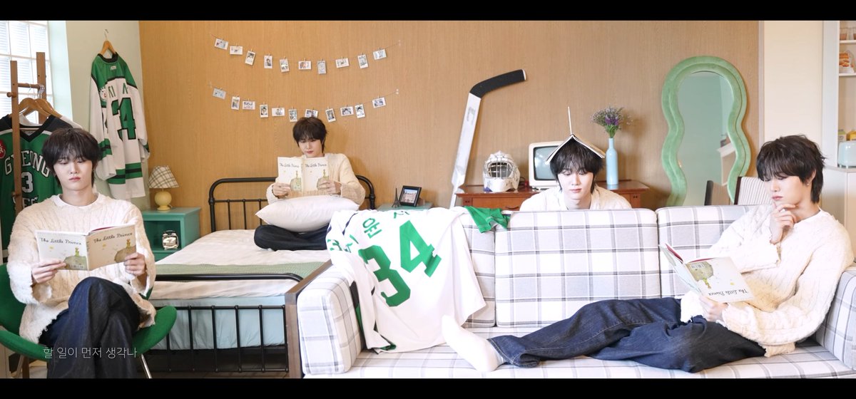 CCorno_'s tweet photo. #찬란하게_빛나는_엔브의_청춘을_함께할게

꼭 해주고 싶었던 말이 가사에 있었다는 말을 백번이고 공감했다... ⸝⸝ʚ̴̶̷̆ ̯ʚ̴̶̷̆⸝⸝  하키 선수복 부터 어린왕자 책, 한강 산책까지 다 다 완전 윤서의 이야기여서 올해의 감동적인 커버영상 1위 드립니다...🥹🥹 와중에 머리에 책 얹은거 귀여움 ㅋㅋ https://t.co/PyipstbLtB