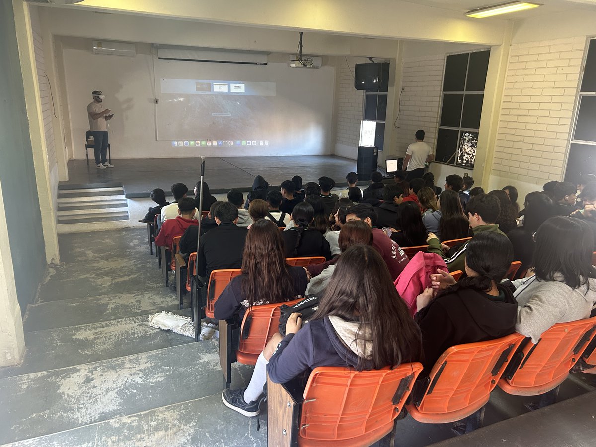 conalep_sonora's tweet photo. #RealidadVirtual 🦾🦿👩💻👨💻
Gracias a la asociación #Dimex Ideas, quienes estuvieron presentes en #CONALEP plantel #HermosilloII para brindar a los alumnos el taller de "Realidad Virtual e Inteligencia Artificial: Descubriendo el potencial". https://t.co/aLyYNNLU0Q