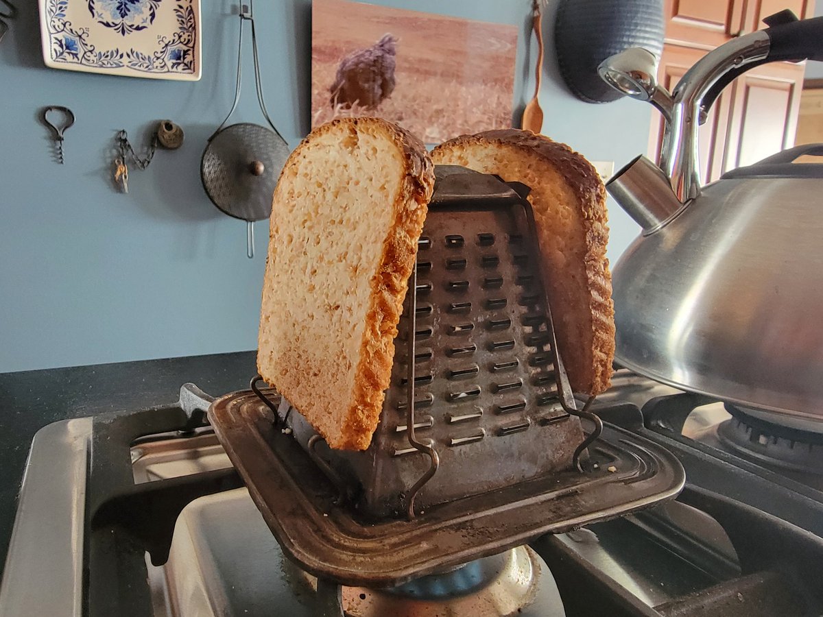 WthrLdy's tweet image. Making toast to go with soup #NoPower @JessicaBlumWx @NWSOmaha @N9XTN