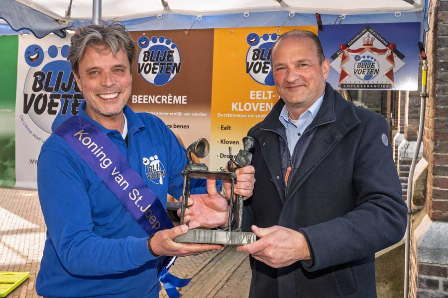 👑John Gruter is uitgeroepen tot de Koning van Sint Joep 2025. Wethouder Leon Geilen (markten) overhandigde de bijbehorende wisseltrofee vanmiddag aan de marktondernemer die een waar spektakel maakte van de verkoop zijn ‘blije voetencrème’ 👇
sittard-geleen.nl/actueel/Home/N…