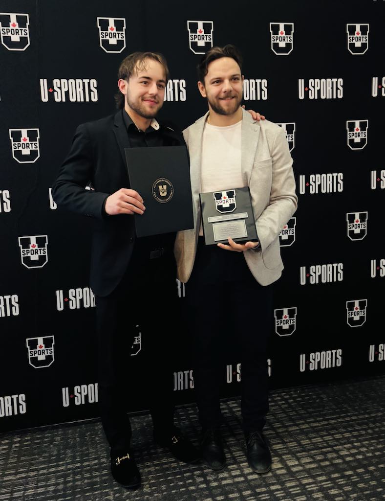 LegerNormand's tweet photo. Fél;icitations à Mika Cyr et Nathan Darveau, Prix de l'esprit sportif @USPORTSca pour Cyr et gardien équipe recrue pour Darveau @aiglesbleus https://t.co/XPaMVvIHJ0