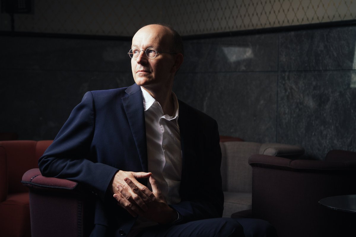 📰Read the latest Schott Spotlight bvcj6.r.sp1-brevo.net/mk/mr/sh/1t6AV…

Exciting month ahead for composer Thomas Larcher with a new production of The Hunting Gun with the <a href="/bay_staatsoper/">BayerischeStaatsoper</a> &amp; the world premiere of his new cello concerto 'returning into darkness' with the <a href="/nyphil/">New York Philharmonic</a> &amp; <a href="/AWeilerstein/">Alisa Weilerstein 🇺🇸🇮🇱🇺🇦</a>