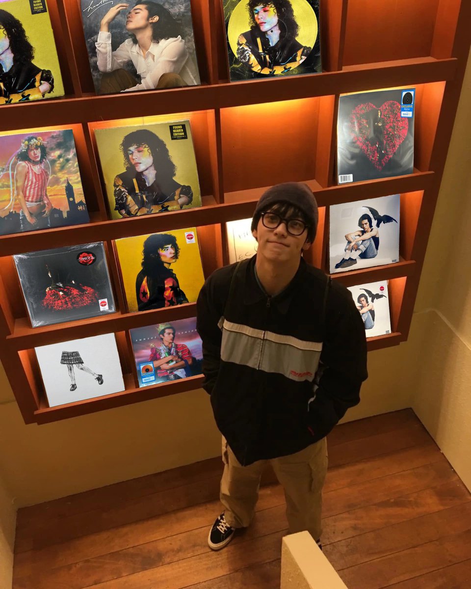 hyewkatxt's tweet image. soobin has a museum of conan gray vinyls in his home, if no one knew that