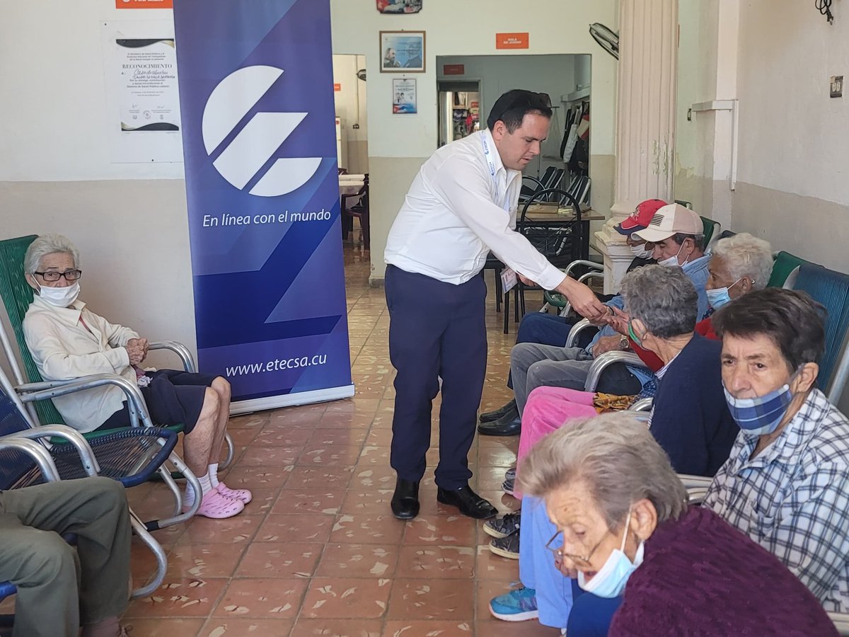 Trabajadores de nuestra empresa en Mayabeque visitaron la Casa de Abuelos 👴🏽👵 de San José de las Lajas. Un emotivo e interactivo encuentro para acortar distancias entre las tecnologías 📲🛜 y la tercera edad 🥰. 
Promovamos la #InclusiónDigital‼️
ℹ️ 👇 
etecsa.cu/es/noticias/co…