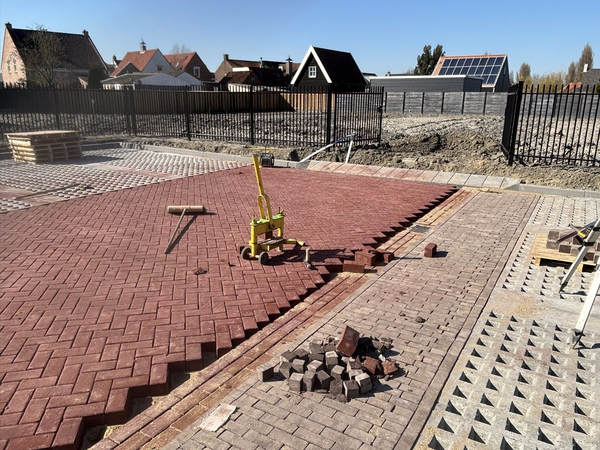 Aanbrengen straatwerk Nieuwbouwplan Het Erf te Biezelinge
